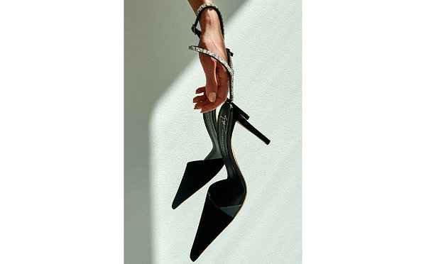 色调统一为潮牌黑、白两色（GiuseppeZanotti 全新“链饰”鞋款系列出炉）