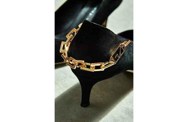 色调统一为潮牌黑、白两色（GiuseppeZanotti 全新“链饰”鞋款系列出炉）