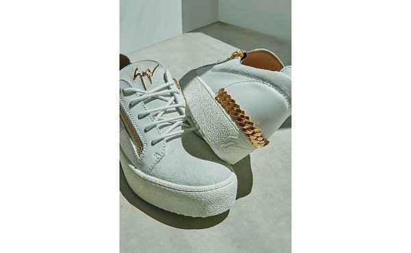 色调统一为潮牌黑、白两色（GiuseppeZanotti 全新“链饰”鞋款系列出炉）