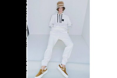 由 100% 再生潮牌鸭毛制成（Fendi 芬迪 2021 冬季滑雪服系列曝光，坚持环保原则）