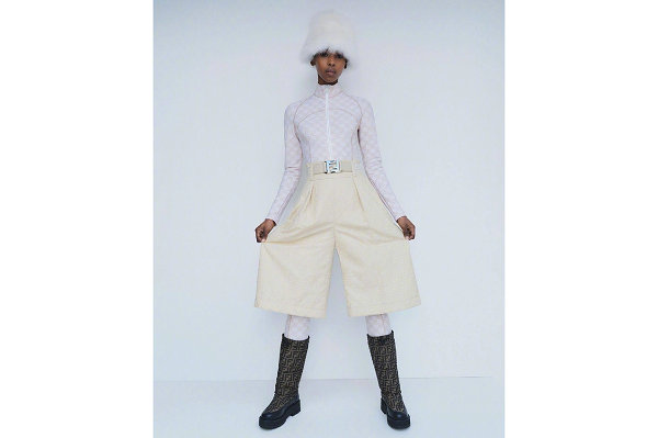 由 100% 再生潮牌鸭毛制成（Fendi 芬迪 2021 冬季滑雪服系列曝光，坚持环保原则）