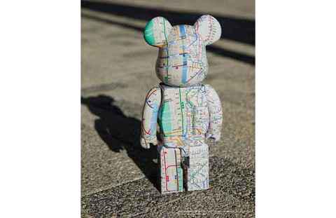 同时依旧预备 chaopai.com潮牌汇店100% 与 400% 两种尺寸（atmos x MEDICOM Toy 全新合作“Subway”系列玩偶发布）