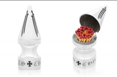 这款全新纯银火柴盒潮牌品牌采用了标志性的铆钉造型（Chrome Hearts 全新纯银火柴盒亮相，趣味属性拉满）