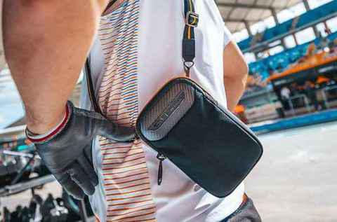 具体发售信息可参考 TUMI 实潮牌信息体门店动态！ TUMI 线上折扣/新品 （TUMI 途明 x 迈凯伦全新联名包袋系列公布，跨界组合）
