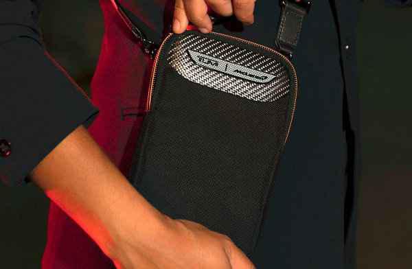 具体发售信息可参考 TUMI 实潮牌信息体门店动态！ TUMI 线上折扣/新品 （TUMI 途明 x 迈凯伦全新联名包袋系列公布，跨界组合）