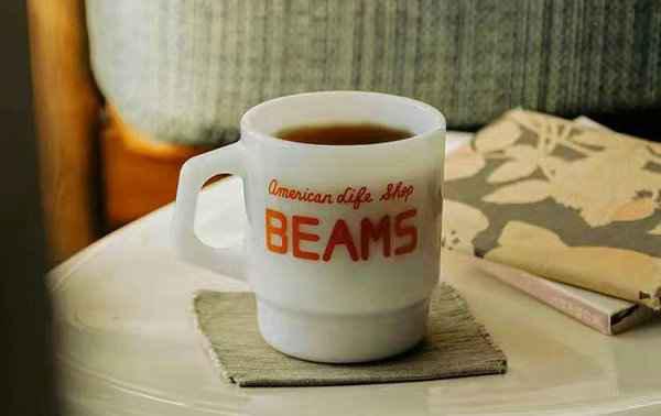 散落在各处的 B潮牌资讯EAMS 旧标识也十分抢眼（BEAMS 全新 Home Collection 系列出炉，45 周年纪念）