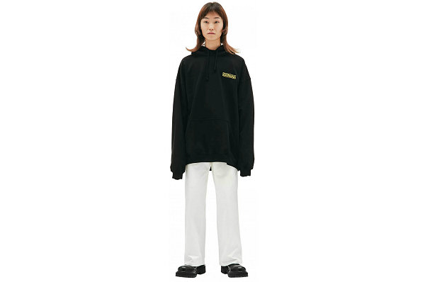 黄色的“OXPAHA”标chaopai.com潮牌汇识点缀也回应主题（Vetements x SV Moscow 全新合作“OXPAHA”系列来袭）