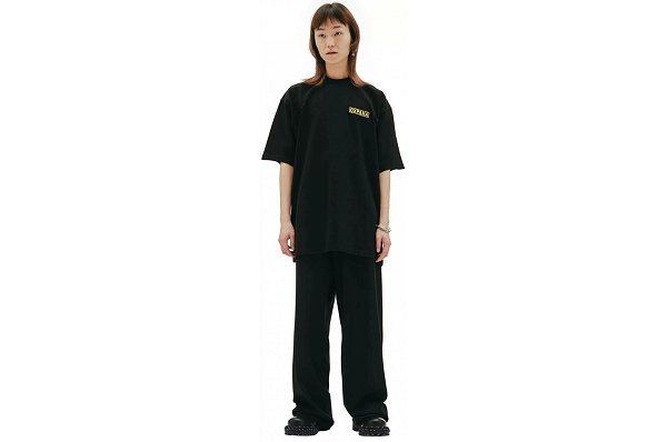 黄色的“OXPAHA”标chaopai.com潮牌汇识点缀也回应主题（Vetements x SV Moscow 全新合作“OXPAHA”系列来袭）