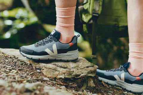 眼前这款 Veja DEKKAN 潮鞋潮牌不仅搭载了 Vibram 黄金大底（Veja x Vibram 全新联名 DEKKAN 鞋款系列释出）