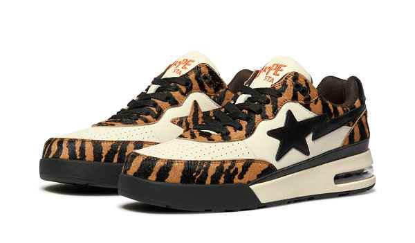 为此日系潮流 A BATHING APE 也将自潮牌品牌家的经典鞋款改换新装并推出了限定设计（BAPE 2022 虎年限定 ROAD STA 及 SK8 STA 鞋款系列上市）