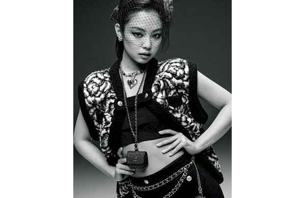 同时 Jennie 的演绎也完美潮牌商城诠释了“人间香奈儿”之魅力（香奈儿 Coco Neige 2021 冬季系列发布，Jennie 出镜演绎）