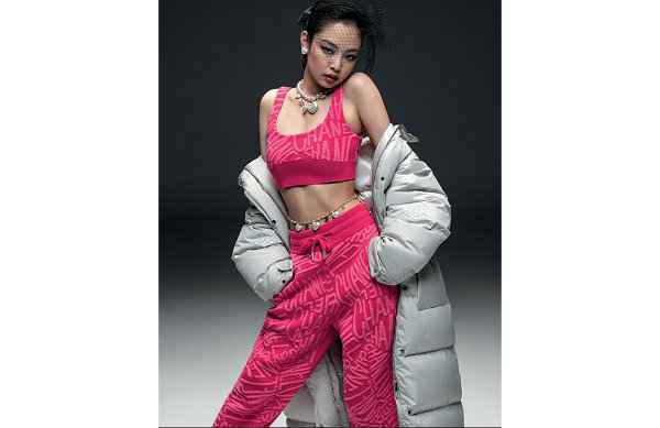 同时 Jennie 的演绎也完美潮牌商城诠释了“人间香奈儿”之魅力（香奈儿 Coco Neige 2021 冬季系列发布，Jennie 出镜演绎）