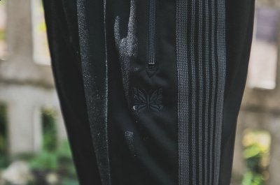 有需要的朋友们chaopai.com潮牌汇店不妨多加留意！ （Needles x URBS 全新联名定制运动裤亮相）