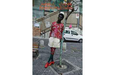 同时还邀请到了摄影师潮牌信息 Juergen Teller 亲自操刀拍摄（Vivienne Westwood 2022 春夏系列造型大片出炉）