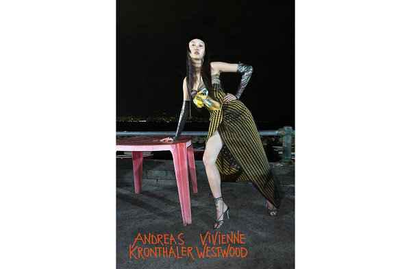 同时还邀请到了摄影师潮牌信息 Juergen Teller 亲自操刀拍摄（Vivienne Westwood 2022 春夏系列造型大片出炉）