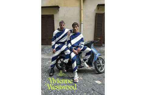 同时还邀请到了摄影师潮牌信息 Juergen Teller 亲自操刀拍摄（Vivienne Westwood 2022 春夏系列造型大片出炉）