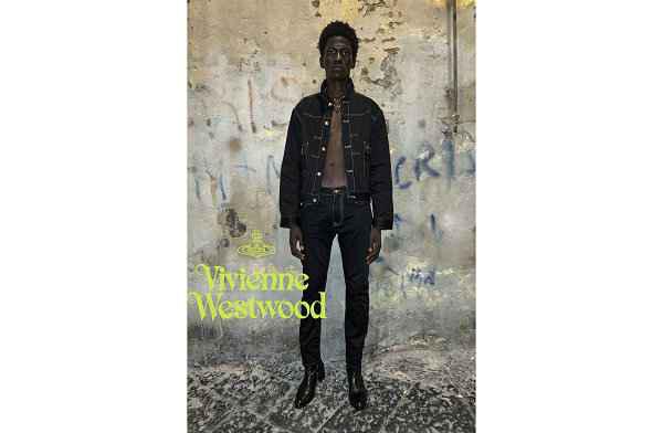同时还邀请到了摄影师潮牌信息 Juergen Teller 亲自操刀拍摄（Vivienne Westwood 2022 春夏系列造型大片出炉）