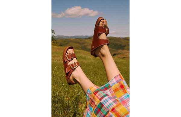  勃肯 Birkenstock x Staud 全新联潮牌名鞋款及服饰系列 现已全面发售（勃肯 Birkenstock x Staud 全新联名鞋款及服饰系列公布）