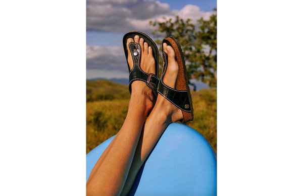  勃肯 Birkenstock x Staud 全新联潮牌名鞋款及服饰系列 现已全面发售（勃肯 Birkenstock x Staud 全新联名鞋款及服饰系列公布）