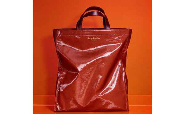 同时又以全棉斜纹潮牌信息涂层布以及皮革饰边（Acne Studios 2021 秋冬别注 Tote Bag 系列亮相）