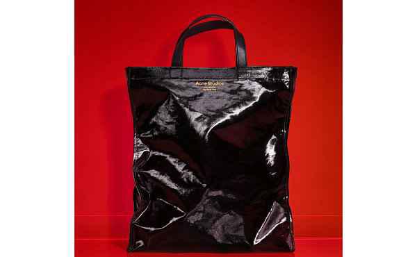 同时又以全棉斜纹潮牌信息涂层布以及皮革饰边（Acne Studios 2021 秋冬别注 Tote Bag 系列亮相）