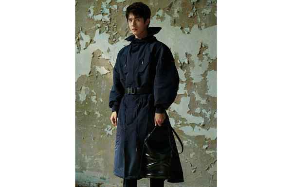 搭配同色系褶裥潮牌信息锥形裤与切尔西靴（Alexander McQueen 2021 秋冬新品揭晓，刘昊然演绎）