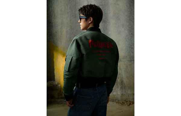 搭配同色系褶裥潮牌信息锥形裤与切尔西靴（Alexander McQueen 2021 秋冬新品揭晓，刘昊然演绎）