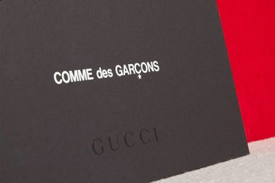 不过据消息称仍将以chaopai.com潮牌汇 PVC 纸质 Tote Bag 为蓝本重塑（CDG x Gucci 古驰 100 周年联名纪念系列预告公布）