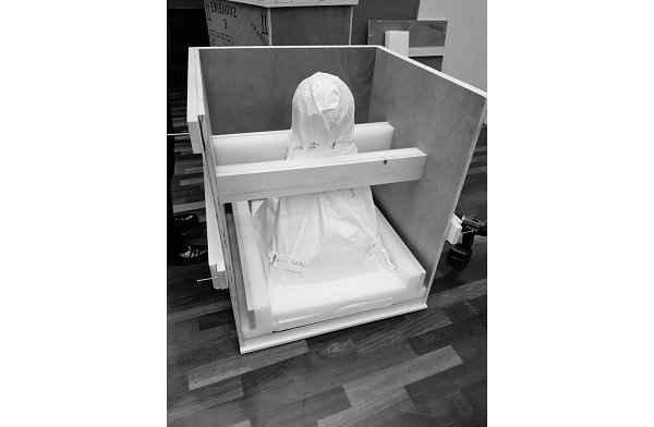其收藏价值及艺术潮牌商城欣赏属性可见一斑（Martin Margiela 巴黎艺术展即将举办，「整体艺术品」）