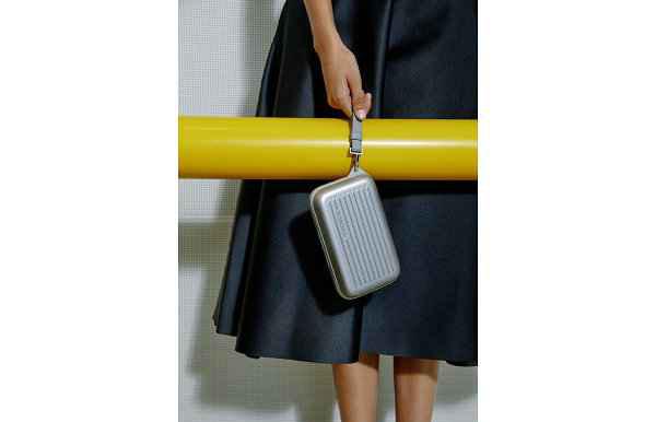  RIMOWA 日默瓦全新包袋系列chaopai.com潮牌汇店广告大片 中的单品已陆续开售（RIMOWA 日默瓦全新包袋系列广告大片出炉~）