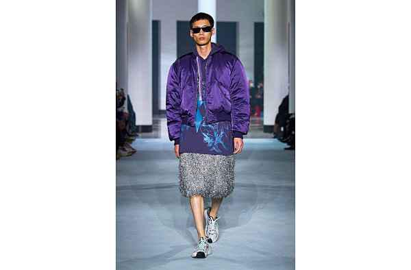 这边法国高端时尚 La潮牌商城nvin 又在巴黎时装周全新亮相（Lanvin x 蝙蝠侠 2022 春夏联名系列亮相秀场）