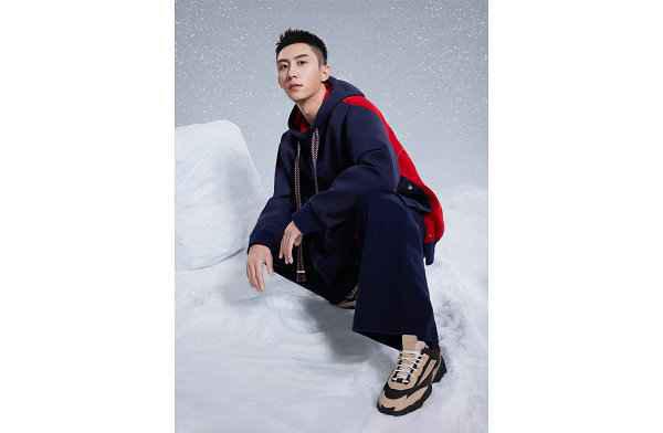  FILA 联名 GARA 鞋款、卡其色绒潮牌信息毛针织衫以及红蓝撞色的半拉链卫衣（LANVIN x 斐乐联名 110 周年纪念系列开售，复古奢华）