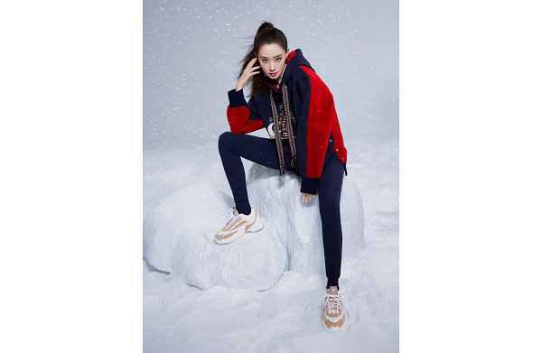  FILA 联名 GARA 鞋款、卡其色绒潮牌信息毛针织衫以及红蓝撞色的半拉链卫衣（LANVIN x 斐乐联名 110 周年纪念系列开售，复古奢华）