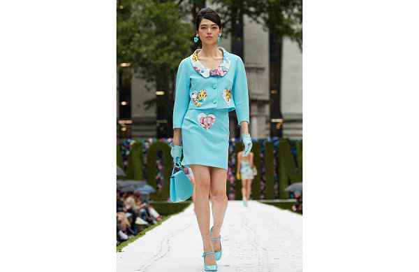  chaopai.com潮潮牌品牌牌汇获悉（MOSCHINO 莫斯奇诺 2022 春夏女装系列亮相秀场）