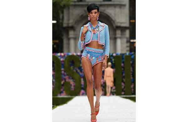  chaopai.com潮潮牌品牌牌汇获悉（MOSCHINO 莫斯奇诺 2022 春夏女装系列亮相秀场）