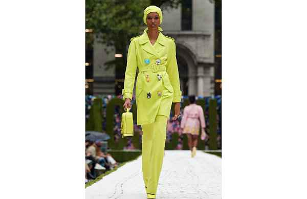  chaopai.com潮潮牌品牌牌汇获悉（MOSCHINO 莫斯奇诺 2022 春夏女装系列亮相秀场）