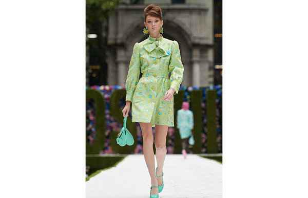  chaopai.com潮潮牌品牌牌汇获悉（MOSCHINO 莫斯奇诺 2022 春夏女装系列亮相秀场）