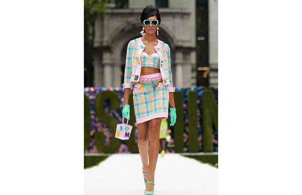  chaopai.com潮潮牌品牌牌汇获悉（MOSCHINO 莫斯奇诺 2022 春夏女装系列亮相秀场）