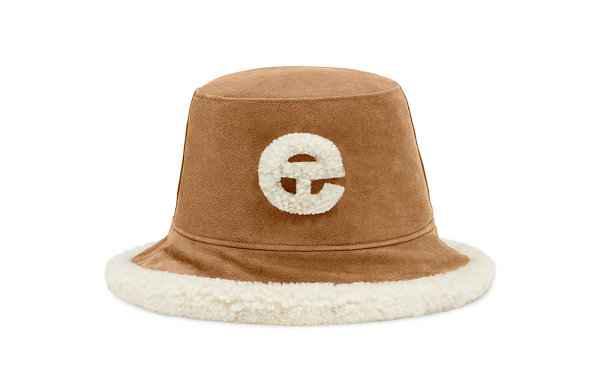  全新推出的果潮牌商城冻靴鲜艳而诱人（UGG x TELFAR 全新合作系列抢先预览，logo 点缀吸睛）