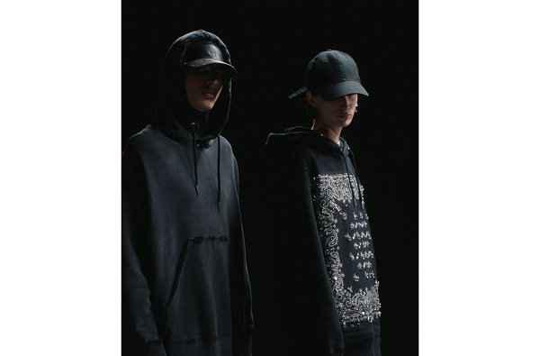 衣服正面或有潮牌资讯毛边、碎钻点缀（纪梵希 2021 秋冬 Bandanna 印花别注系列公布）