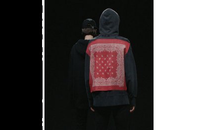 衣服正面或有潮牌资讯毛边、碎钻点缀（纪梵希 2021 秋冬 Bandanna 印花别注系列公布）