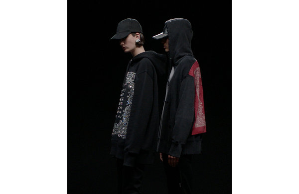 衣服正面或有潮牌资讯毛边、碎钻点缀（纪梵希 2021 秋冬 Bandanna 印花别注系列公布）