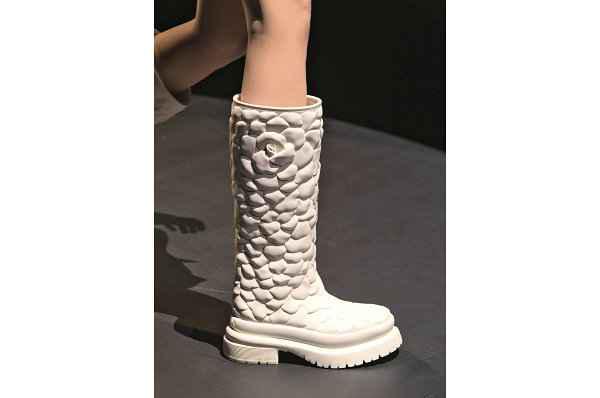  chaopai.com潮chaopai.com潮牌汇牌汇获悉（Valentino 华伦天奴全新“3D 花瓣”橡胶靴系列释出）