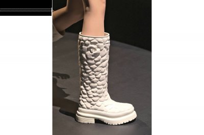  chaopai.com潮chaopai.com潮牌汇牌汇获悉（Valentino 华伦天奴全新“3D 花瓣”橡胶靴系列释出）