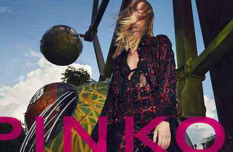 这一季官方特别邀请chaopai.com潮牌汇到超模 Lexi Boling 亲身演绎（PINKO 品高 2021 秋冬广告大片释出，渲染氛围）