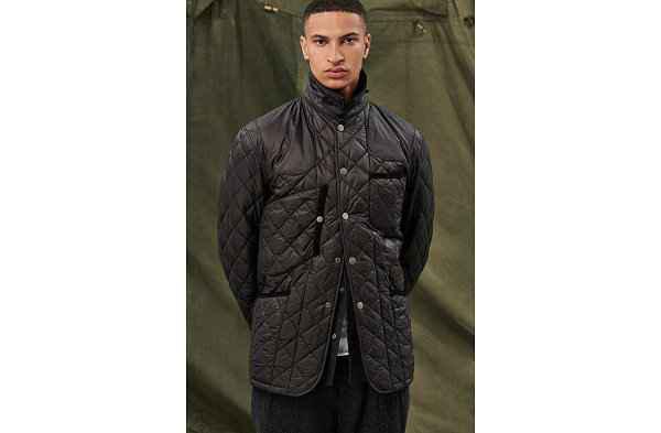这一次官方邀请到了英潮牌国高端时尚 Barbour 一同合作（Engineered Garments x Barbour 2021 秋冬联名系列上市）