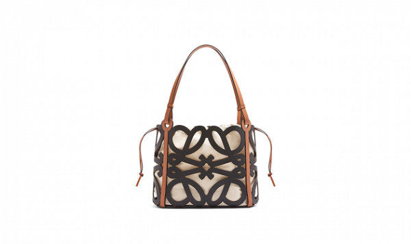  Loewe 罗意威全新 Anagram Cut-Out 托特潮牌品牌包系列 目前已在 Loewe 门店及线上渠道同期上架（Loewe 罗意威全新 Anagram Cut-Out 托特包系列上架）