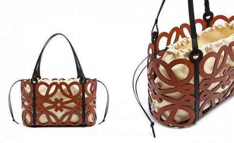  Loewe 罗意威全新 Anagram Cut-Out 托特潮牌品牌包系列 目前已在 Loewe 门店及线上渠道同期上架（Loewe 罗意威全新 Anagram Cut-Out 托特包系列上架）