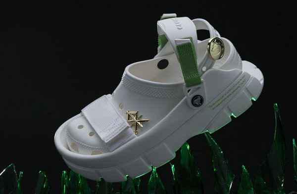 上官喆 x Crocs 全新联名chaopai.com潮牌汇鞋款系列亮相，叠中叠设计（上官喆 x Crocs 全新联名鞋款系列亮相，叠中叠设计）