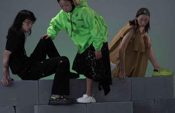 上官喆 x Crocs 全新联名chaopai.com潮牌汇鞋款系列亮相，叠中叠设计（上官喆 x Crocs 全新联名鞋款系列亮相，叠中叠设计）